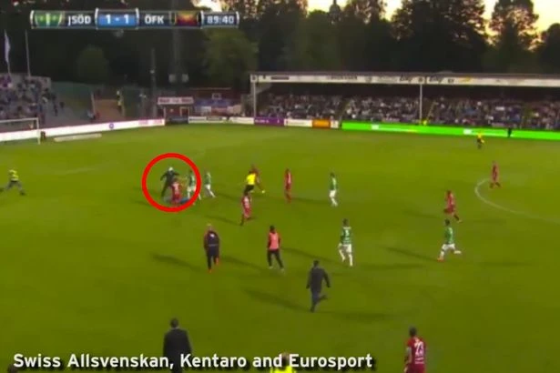 Phút kinh hoàng của thủ môn bị CĐV lao xuống sân tấn công ảnh 1